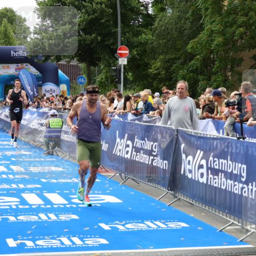 29.06.2025 - hella hamburg halbmarathon Zöllner http://msf.ph/oto/8169822 29.06.2025 10:21:04 Ziel 6530, 16120, 19075 meine-sportfotos.de