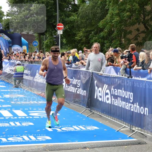 29.06.2025 - hella hamburg halbmarathon Zöllner http://msf.ph/oto/8169837 29.06.2025 10:21:04 Ziel 6530, 16120, 19075 meine-sportfotos.de