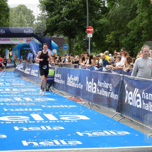 29.06.2025 - hella hamburg halbmarathon Zöllner http://msf.ph/oto/8169848 29.06.2025 10:21:05 Ziel 6530, 16120, 19075 meine-sportfotos.de