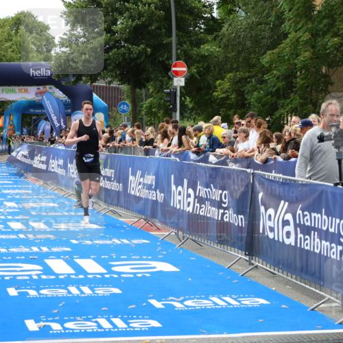 29.06.2025 - hella hamburg halbmarathon Zöllner http://msf.ph/oto/8169866 29.06.2025 10:21:05 Ziel 6530, 16120, 19075 meine-sportfotos.de