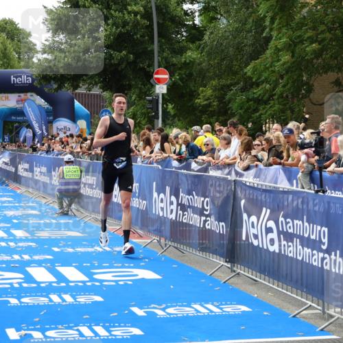 29.06.2025 - hella hamburg halbmarathon Zöllner http://msf.ph/oto/8169895 29.06.2025 10:21:06 Ziel 6530, 16120 meine-sportfotos.de