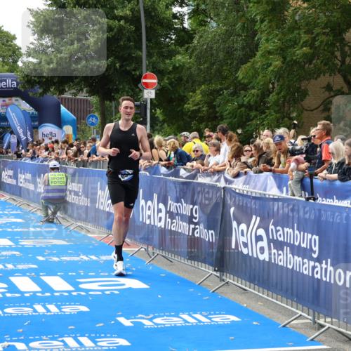 29.06.2025 - hella hamburg halbmarathon Zöllner http://msf.ph/oto/8169910 29.06.2025 10:21:07 Ziel 6530, 14717, 16120 meine-sportfotos.de
