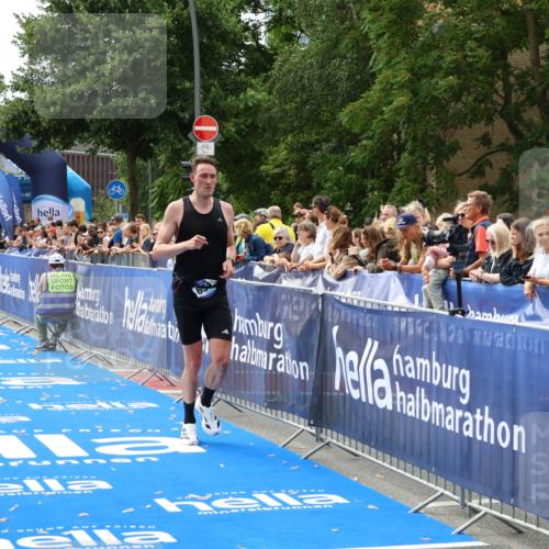 29.06.2025 - hella hamburg halbmarathon Zöllner http://msf.ph/oto/8169921 29.06.2025 10:21:07 Ziel 6530, 14717, 16120 meine-sportfotos.de