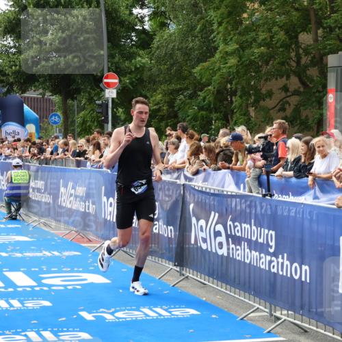 29.06.2025 - hella hamburg halbmarathon Zöllner http://msf.ph/oto/8169940 29.06.2025 10:21:07 Ziel 6530, 14717, 16120 meine-sportfotos.de