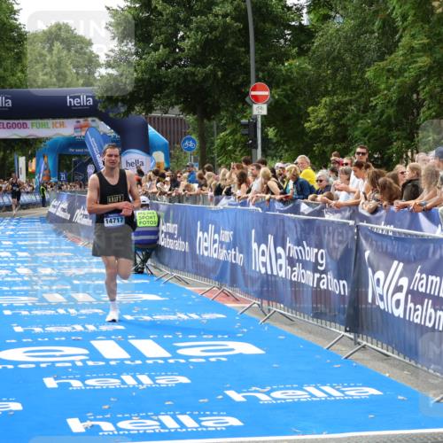 29.06.2025 - hella hamburg halbmarathon Zöllner http://msf.ph/oto/8170047 29.06.2025 10:21:15 Ziel 14717 meine-sportfotos.de