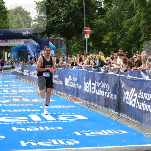 29.06.2025 - hella hamburg halbmarathon Zöllner http://msf.ph/oto/8170054 29.06.2025 10:21:15 Ziel 14717 meine-sportfotos.de