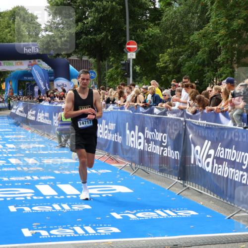 29.06.2025 - hella hamburg halbmarathon Zöllner http://msf.ph/oto/8170065 29.06.2025 10:21:15 Ziel 14717 meine-sportfotos.de