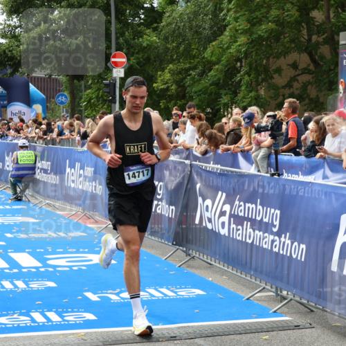 29.06.2025 - hella hamburg halbmarathon Zöllner http://msf.ph/oto/8170082 29.06.2025 10:21:16 Ziel 14717 meine-sportfotos.de