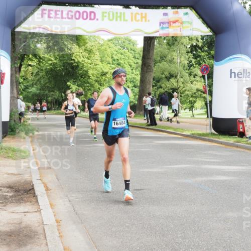 29.06.2025 - hella hamburg halbmarathon MichiJ http://msf.ph/oto/8170140 29.06.2025 10:14:59 Zwischen KM18-KM19 16484, 18695 meine-sportfotos.de