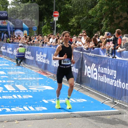 29.06.2025 - hella hamburg halbmarathon Zöllner http://msf.ph/oto/8170268 29.06.2025 10:21:41 Ziel 6559, 9442, 11965 meine-sportfotos.de