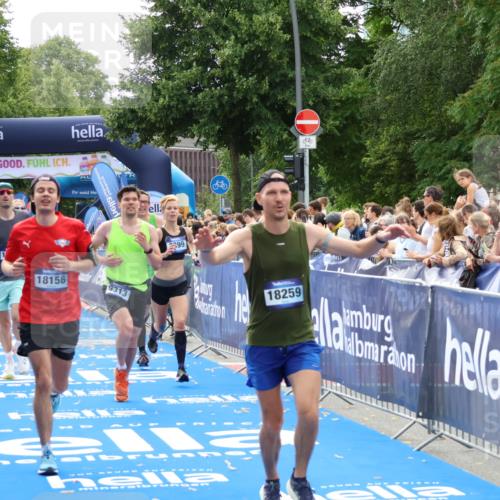 29.06.2025 - hella hamburg halbmarathon Zöllner http://msf.ph/oto/8170346 29.06.2025 10:36:08 Ziel 2399, 6032, 9313, 10477, 12168, 12488, 13419, 14875, 17217, 18156, 18259, 18600 meine-sportfotos.de