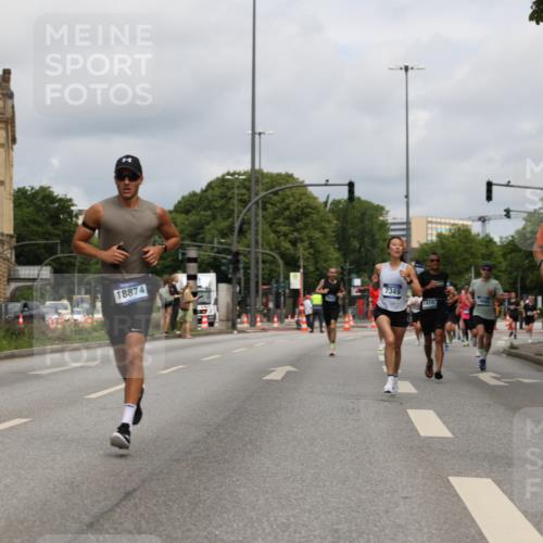 29.06.2025 - hella hamburg halbmarathon Yannick Fuchs http://msf.ph/oto/8170356 29.06.2025 10:24:24 20KM 2021, 2075, 2180, 3043, 6781, 7231, 7349, 8975, 9137, 10156, 10171, 10790, 12287, 12337, 13374, 13838, 14164, 14395, 15880, 16118, 16157, 18699, 18737, 18874, 19142, 19194, 19203, 19204 meine-sportfotos.de
