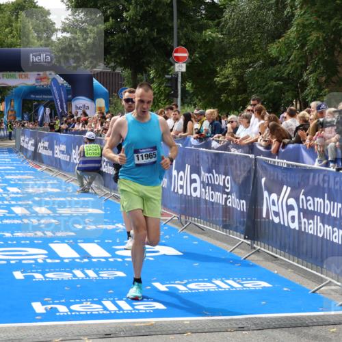 29.06.2025 - hella hamburg halbmarathon Zöllner http://msf.ph/oto/8170413 29.06.2025 10:21:45 Ziel 6559, 11965 meine-sportfotos.de