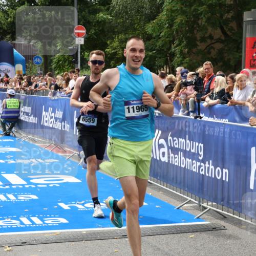 29.06.2025 - hella hamburg halbmarathon Zöllner http://msf.ph/oto/8170453 29.06.2025 10:21:46 Ziel 6559, 11965 meine-sportfotos.de