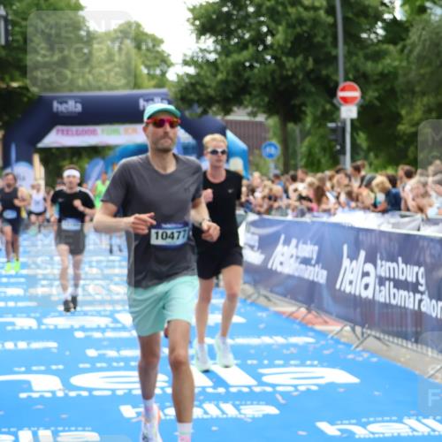 29.06.2025 - hella hamburg halbmarathon Zöllner http://msf.ph/oto/8170498 29.06.2025 10:36:10 Ziel 2399, 6032, 6990, 9313, 10477, 12168, 12447, 12488, 13419, 14875, 17078, 17217, 17691, 18156, 18600 meine-sportfotos.de