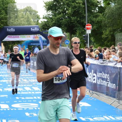 29.06.2025 - hella hamburg halbmarathon Zöllner http://msf.ph/oto/8170553 29.06.2025 10:36:11 Ziel 2774, 6032, 6990, 10477, 12168, 12447, 12488, 13419, 14875, 17078, 17217, 17691, 18600 meine-sportfotos.de