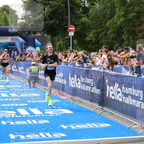 29.06.2025 - hella hamburg halbmarathon Zöllner http://msf.ph/oto/8170600 29.06.2025 10:22:06 Ziel 13751, 16068, 17886 meine-sportfotos.de