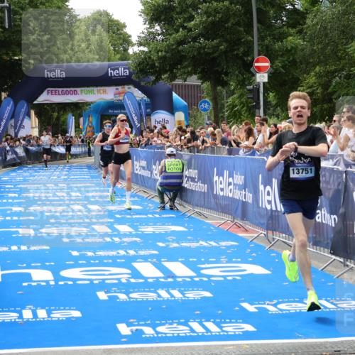 29.06.2025 - hella hamburg halbmarathon Zöllner http://msf.ph/oto/8170623 29.06.2025 10:22:06 Ziel 13751, 16068, 17886 meine-sportfotos.de