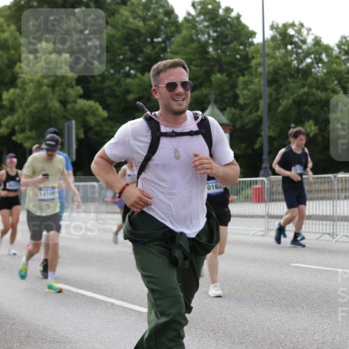 29.06.2025 - hella hamburg halbmarathon Jannik Wohlers http://msf.ph/oto/8170676 29.06.2025 10:21:34 Lombardsbrücke 1003, 1158, 1191, 1250, 1294, 1958, 1963, 2172, 2315, 2353, 2529, 2744, 3606, 3768, 3995, 4046, 4289, 5641, 6676, 6805, 6881, 7075, 7162, 7672, 8431, 8860, 8959, 9002, 9062, 9326, 9327, 9635, 9788, 9807, 10019, 10125, 10167, 10210, 10710, 10787, 11424, 11425, 12894, 13477, 14053, 14055, 14059, 14168, 14180, 15104, 15324, 15635, 16143, 16154, 16161, 16762, 16781, 16796, 16920, 17416, 17696, 17944, 18172, 18439, 18661, 19008, 19099 meine-sportfotos.de