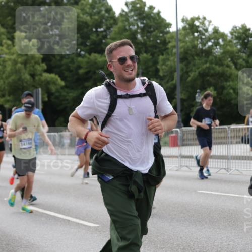 29.06.2025 - hella hamburg halbmarathon Jannik Wohlers http://msf.ph/oto/8170695 29.06.2025 10:21:34 Lombardsbrücke 1003, 1158, 1191, 1250, 1294, 1958, 1963, 2172, 2315, 2353, 2529, 2744, 3606, 3768, 3995, 4046, 4289, 5641, 6676, 6805, 6881, 7075, 7162, 7672, 8431, 8860, 8959, 9002, 9062, 9326, 9327, 9635, 9788, 9807, 10019, 10125, 10167, 10210, 10710, 10787, 11424, 11425, 12894, 13477, 14053, 14055, 14059, 14168, 14180, 15104, 15324, 15635, 16143, 16154, 16161, 16762, 16781, 16796, 16920, 17416, 17696, 17944, 18172, 18439, 18661, 19008, 19099 meine-sportfotos.de