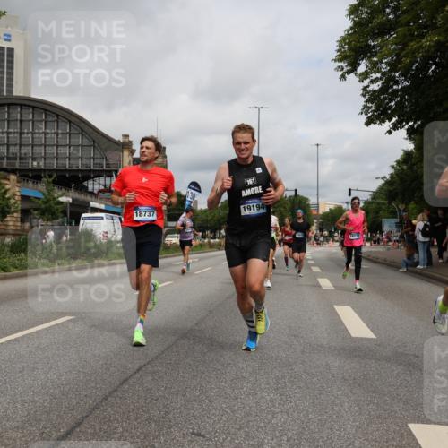 29.06.2025 - hella hamburg halbmarathon Yannick Fuchs http://msf.ph/oto/8170763 29.06.2025 10:24:32 20KM 2021, 2180, 3043, 6781, 7231, 7349, 9137, 9571, 10156, 10171, 10790, 12234, 12287, 12337, 13374, 13838, 14164, 14395, 15880, 16118, 16157, 16736, 17197, 18699, 18737, 18874, 19042, 19194, 19202, 19203, 19204 meine-sportfotos.de