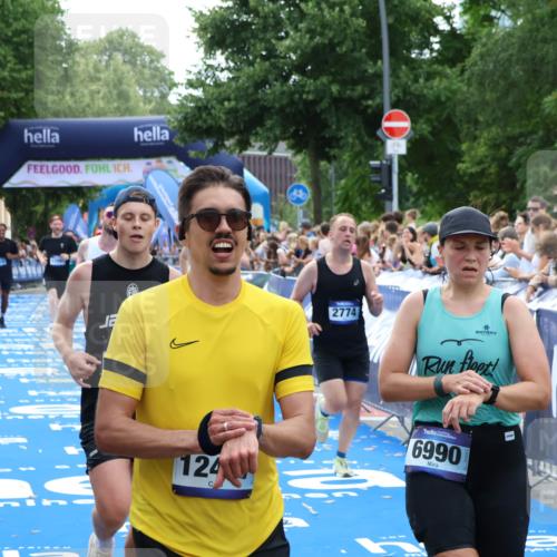 29.06.2025 - hella hamburg halbmarathon Zöllner http://msf.ph/oto/8170790 29.06.2025 10:36:18 Ziel 2774, 6829, 6990, 6993, 12447, 13991, 14601, 15115, 15348, 16158, 17078, 17329, 17691 meine-sportfotos.de