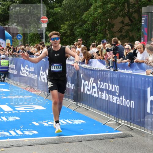 29.06.2025 - hella hamburg halbmarathon Zöllner http://msf.ph/oto/8170823 29.06.2025 10:22:11 Ziel 17886, 18693 meine-sportfotos.de