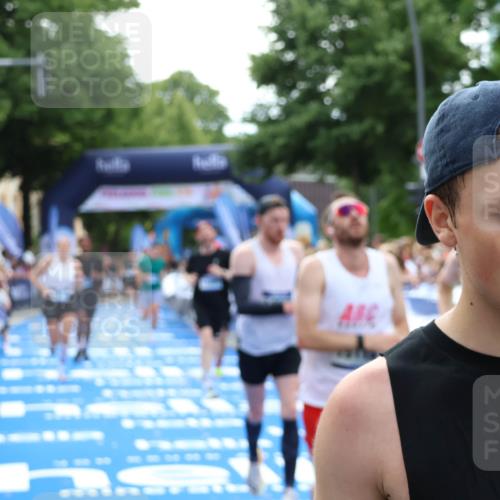 29.06.2025 - hella hamburg halbmarathon Zöllner http://msf.ph/oto/8170851 29.06.2025 10:36:20 Ziel 2774, 6829, 6993, 12051, 13991, 14601, 15115, 15348, 16158, 17192, 17329 meine-sportfotos.de