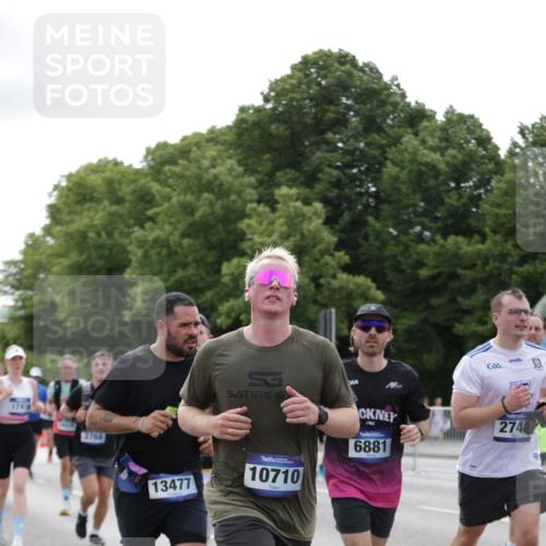 29.06.2025 - hella hamburg halbmarathon Jannik Wohlers http://msf.ph/oto/8171035 29.06.2025 10:21:39 Lombardsbrücke 1003, 1294, 1963, 2009, 2063, 2514, 2744, 3050, 3172, 3458, 3606, 3768, 3995, 4046, 4366, 5641, 6676, 6881, 6977, 7162, 8431, 8860, 8954, 8959, 9002, 9062, 9326, 9327, 9788, 9807, 10088, 10125, 10167, 10210, 10710, 10787, 12894, 13255, 13477, 14053, 14055, 14059, 14168, 14180, 15104, 15129, 15324, 15635, 15660, 16143, 16154, 16161, 16762, 16781, 16796, 16920, 17416, 17556, 17696, 17944, 18172, 18661, 19008, 19099 meine-sportfotos.de