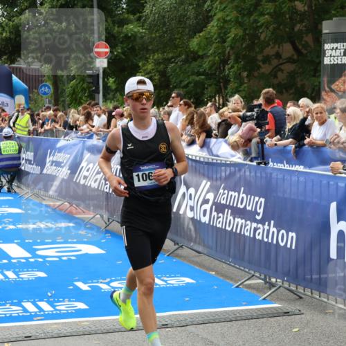 29.06.2025 - hella hamburg halbmarathon Zöllner http://msf.ph/oto/8171068 29.06.2025 10:22:21 Ziel 4571, 10650 meine-sportfotos.de
