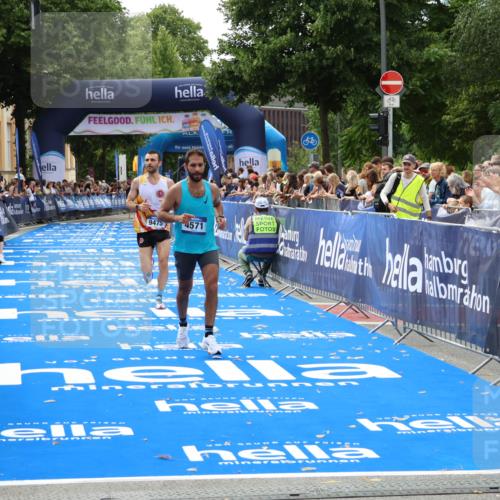 29.06.2025 - hella hamburg halbmarathon Zöllner http://msf.ph/oto/8171110 29.06.2025 10:22:28 Ziel 4571, 9475 meine-sportfotos.de