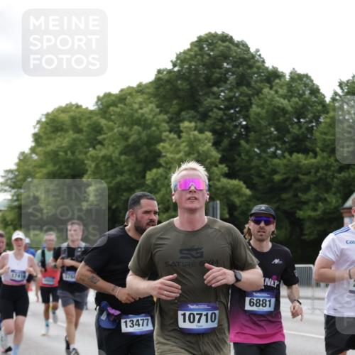 29.06.2025 - hella hamburg halbmarathon Jannik Wohlers http://msf.ph/oto/8171129 29.06.2025 10:21:39 Lombardsbrücke 1003, 1294, 1963, 2009, 2063, 2514, 2744, 3050, 3172, 3458, 3606, 3768, 3995, 4046, 4366, 5641, 6676, 6881, 6977, 7162, 8431, 8860, 8954, 8959, 9002, 9062, 9326, 9327, 9788, 9807, 10088, 10125, 10167, 10210, 10710, 10787, 12894, 13255, 13477, 14053, 14055, 14059, 14168, 14180, 15104, 15129, 15324, 15635, 15660, 16143, 16154, 16161, 16762, 16781, 16796, 16920, 17416, 17556, 17696, 17944, 18172, 18661, 19008, 19099 meine-sportfotos.de