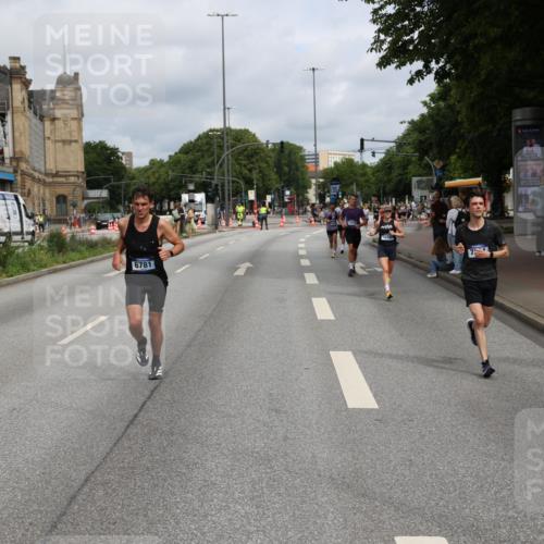 29.06.2025 - hella hamburg halbmarathon Yannick Fuchs http://msf.ph/oto/8171219 29.06.2025 10:24:38 20KM 1758, 2021, 2180, 3043, 6781, 7186, 7231, 9137, 9571, 10156, 10171, 10790, 12234, 12337, 13374, 13838, 14164, 14395, 15672, 15880, 16118, 16736, 16818, 17197, 18699, 18737, 19042, 19194, 19202, 19203, 19204 meine-sportfotos.de