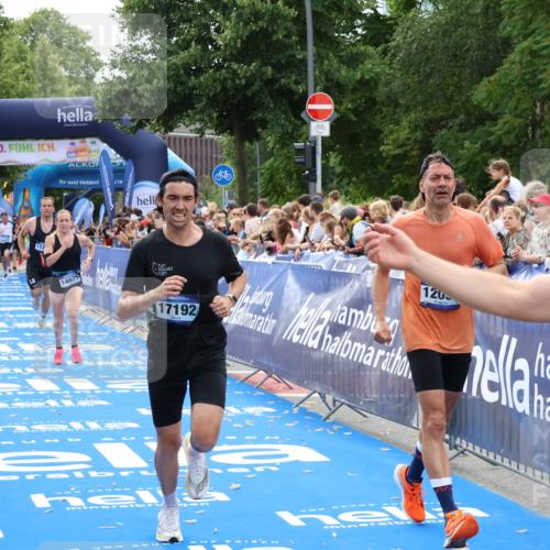 29.06.2025 - hella hamburg halbmarathon Zöllner http://msf.ph/oto/8171324 29.06.2025 10:36:28 Ziel 8084, 9296, 10404, 10680, 10852, 11304, 12051, 12916, 14075, 17192, 18062 meine-sportfotos.de