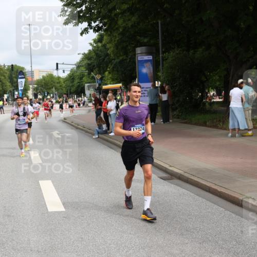 29.06.2025 - hella hamburg halbmarathon Yannick Fuchs http://msf.ph/oto/8171353 29.06.2025 10:24:42 20KM 1758, 2021, 2180, 6781, 7186, 7231, 8784, 9137, 9571, 10156, 10790, 12234, 12308, 12337, 13374, 13838, 14164, 15672, 15880, 16118, 16736, 16818, 17197, 18422, 18737, 19042, 19202, 19203, 19204 meine-sportfotos.de