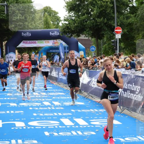 29.06.2025 - hella hamburg halbmarathon Zöllner http://msf.ph/oto/8171433 29.06.2025 10:36:30 Ziel 8084, 9296, 10404, 10680, 10852, 11304, 11833, 12916, 14075, 17723, 18062 meine-sportfotos.de