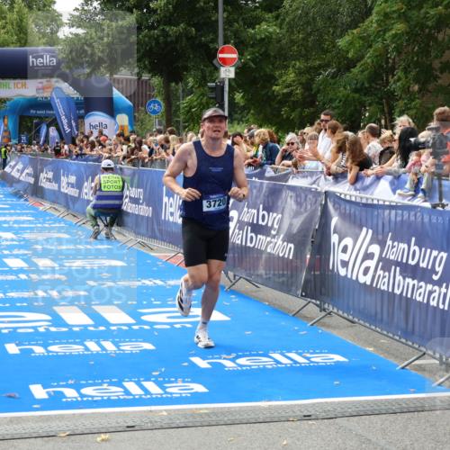 29.06.2025 - hella hamburg halbmarathon Zöllner http://msf.ph/oto/8171449 29.06.2025 10:22:41 Ziel 2618, 3720, 18897 meine-sportfotos.de