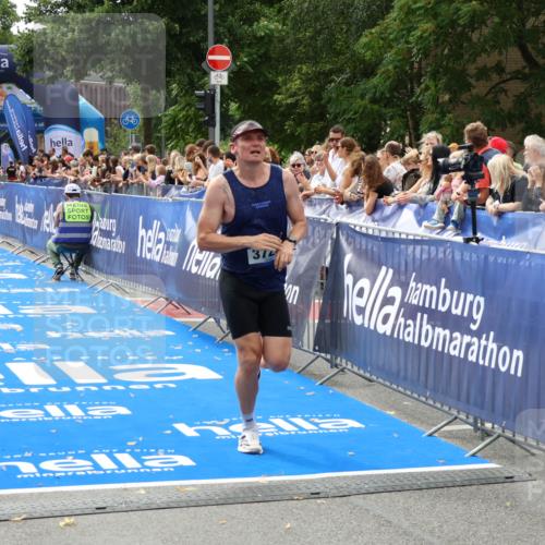 29.06.2025 - hella hamburg halbmarathon Zöllner http://msf.ph/oto/8171454 29.06.2025 10:22:41 Ziel 2618, 3720, 18897 meine-sportfotos.de