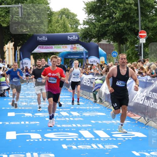 29.06.2025 - hella hamburg halbmarathon Zöllner http://msf.ph/oto/8171498 29.06.2025 10:36:31 Ziel 8084, 9296, 10404, 10680, 10852, 11304, 11833, 12916, 14075, 17723, 18062 meine-sportfotos.de