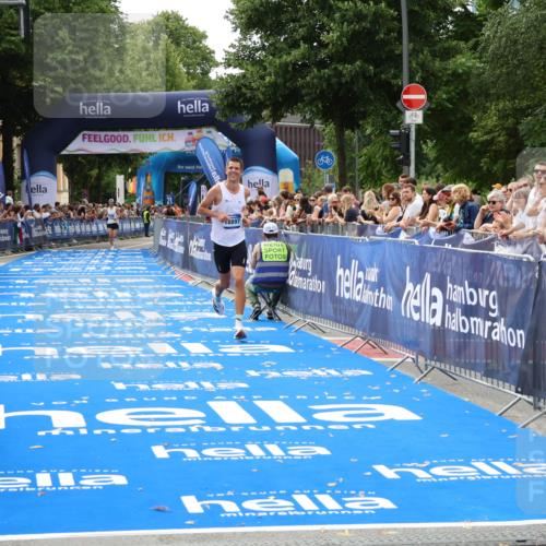 29.06.2025 - hella hamburg halbmarathon Zöllner http://msf.ph/oto/8171572 29.06.2025 10:22:47 Ziel 2618, 18897 meine-sportfotos.de