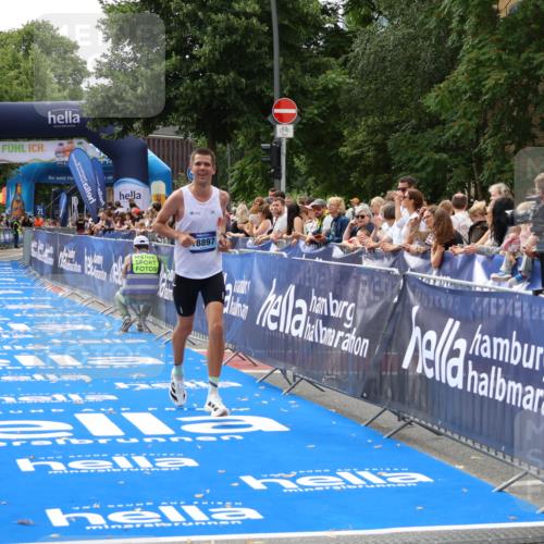 29.06.2025 - hella hamburg halbmarathon Zöllner http://msf.ph/oto/8171601 29.06.2025 10:22:49 Ziel 18897 meine-sportfotos.de