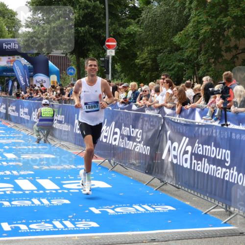 29.06.2025 - hella hamburg halbmarathon Zöllner http://msf.ph/oto/8171608 29.06.2025 10:22:49 Ziel 18897 meine-sportfotos.de