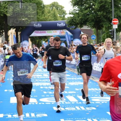 29.06.2025 - hella hamburg halbmarathon Zöllner http://msf.ph/oto/8171656 29.06.2025 10:36:33 Ziel 2121, 8084, 8121, 9296, 10404, 10680, 10852, 11304, 11833, 12916, 17723, 18062 meine-sportfotos.de