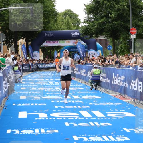 29.06.2025 - hella hamburg halbmarathon Zöllner http://msf.ph/oto/8171662 29.06.2025 10:22:57 Ziel 11624, 16548, 18328 meine-sportfotos.de