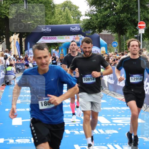 29.06.2025 - hella hamburg halbmarathon Zöllner http://msf.ph/oto/8171698 29.06.2025 10:36:34 Ziel 2121, 6915, 8121, 9296, 10404, 10680, 10852, 11833, 12916, 17723, 18062 meine-sportfotos.de