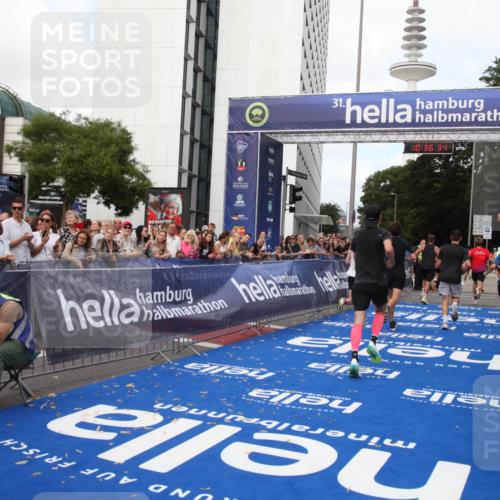 29.06.2025 - hella hamburg halbmarathon Michael Strokosch http://msf.ph/oto/8171702 29.06.2025 10:36:33 Ziel 2121, 8084, 8121, 9296, 10404, 10680, 10852, 11304, 11833, 12916, 17723, 18062 meine-sportfotos.de