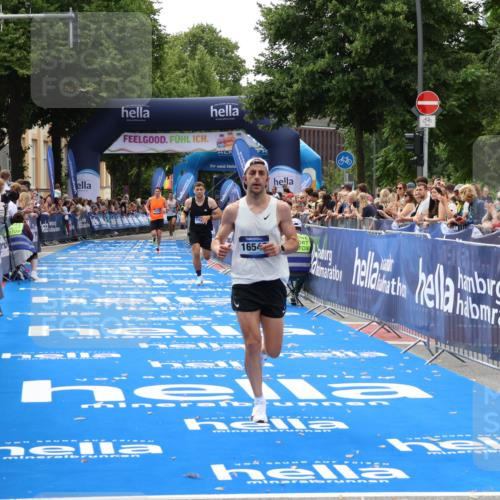 29.06.2025 - hella hamburg halbmarathon Zöllner http://msf.ph/oto/8171733 29.06.2025 10:22:58 Ziel 11624, 16548, 18328 meine-sportfotos.de