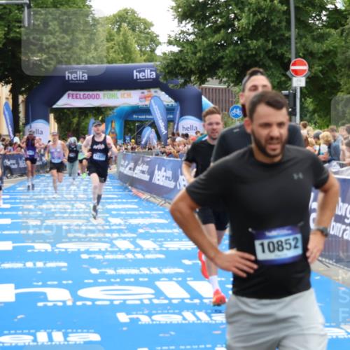 29.06.2025 - hella hamburg halbmarathon Zöllner http://msf.ph/oto/8171756 29.06.2025 10:36:35 Ziel 2121, 6915, 8121, 9296, 10404, 10680, 10852, 11833, 12916, 16523, 17723 meine-sportfotos.de