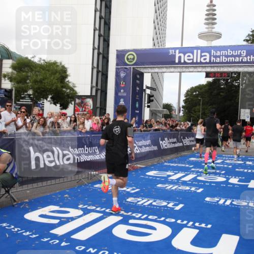 29.06.2025 - hella hamburg halbmarathon Michael Strokosch http://msf.ph/oto/8171765 29.06.2025 10:36:34 Ziel 2121, 8084, 8121, 9296, 10404, 10680, 10852, 11304, 11833, 12916, 17723, 18062 meine-sportfotos.de