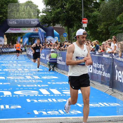 29.06.2025 - hella hamburg halbmarathon Zöllner http://msf.ph/oto/8171790 29.06.2025 10:22:59 Ziel 11624, 16548, 18328 meine-sportfotos.de